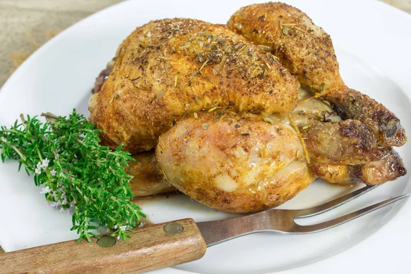 Жареный Цыпленок Тарелке — стоковое фото