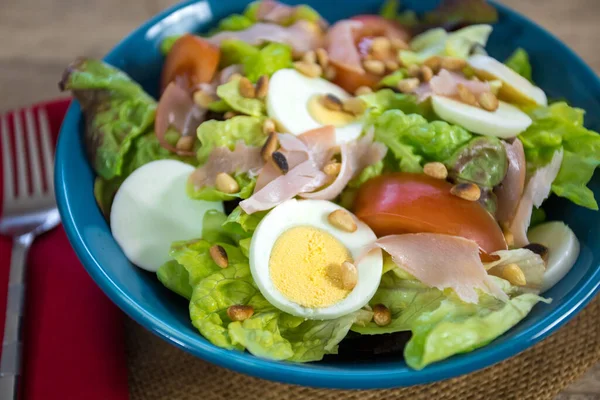 Salada Mista Com Uma Chapa — Fotografia de Stock