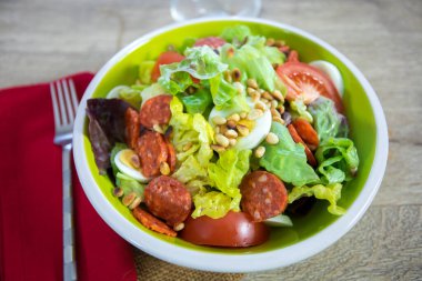 Çiğ sebze ve sucuklu salata.