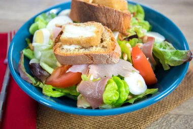 Çiğ sebzeli salata, kuru jambon ve keçi peynirli tost.