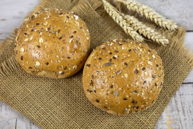 yuvarlak mısır gevreği masada.