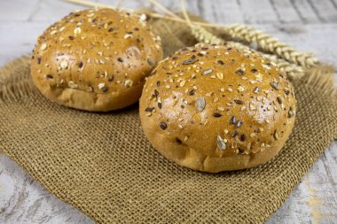 yuvarlak mısır gevreği masada.