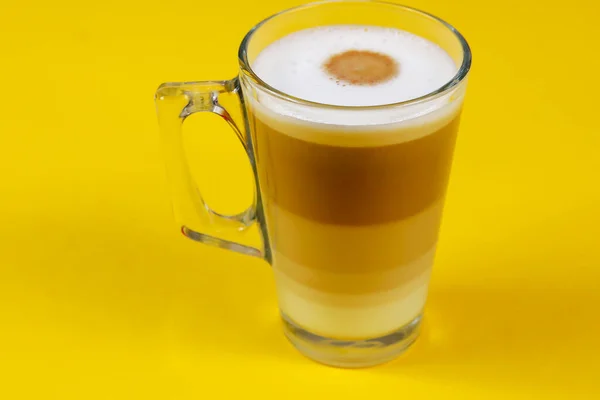 Tasse Cappuccino Auf Gelbem Hintergrund — Stockfoto