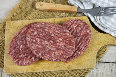 Tahtada çiğ biftek.