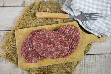 Tahtada çiğ biftek.