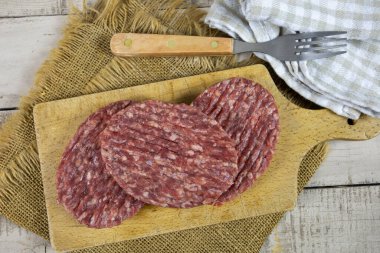 Tahtada çiğ biftek.