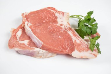 Beyaz arka planda domuz pirzolası