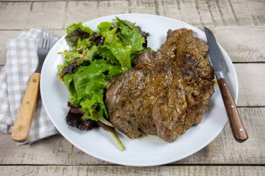 Salatayla pişirilmiş biftek.
