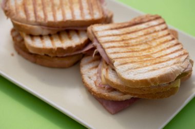 Bay Croque bir tabakta pişti.