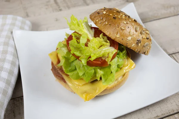 Гамбургер Белой Тарелке — стоковое фото