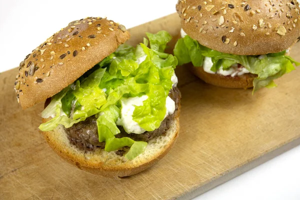 Hamburger Białym Talerzu — Zdjęcie stockowe