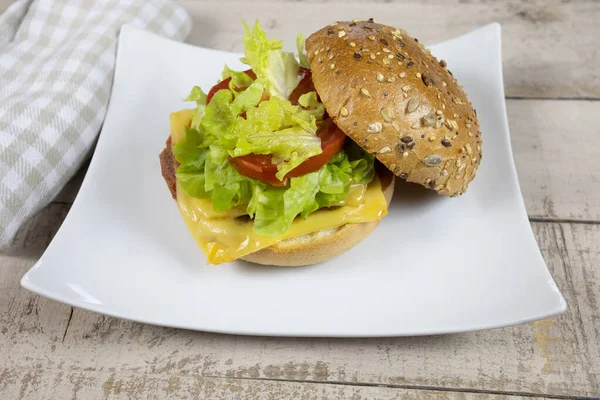 Hamburguesa Plato Blanco —  Fotos de Stock