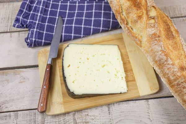 来自比利牛斯山脉的法式黑乳酪 — 图库照片