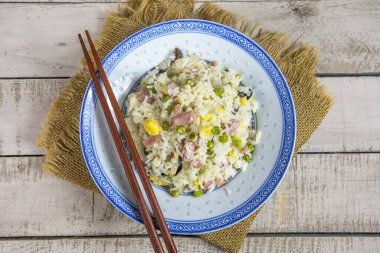 Ekmekli Çin pilavı.