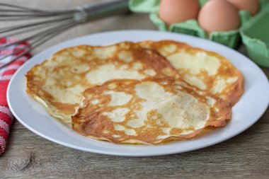 Tabaktaki küçük gözleme