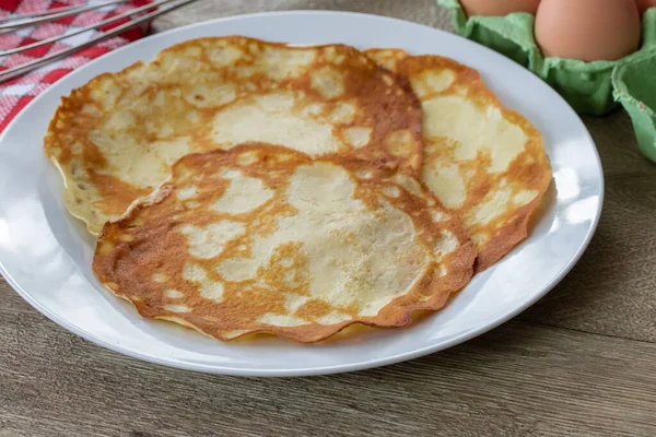 Kleiner Pfannkuchen Auf Einem Teller — Stockfoto