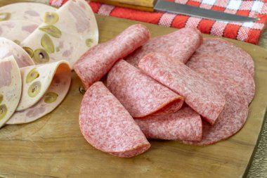 Tahtada soğuk pirzola