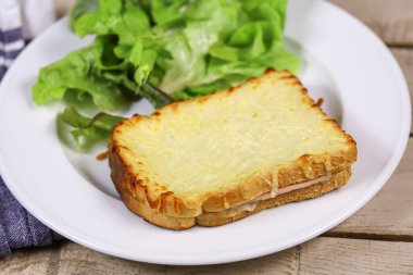 Beyaz bir tabağı çiğne.