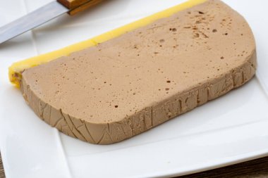 Beyaz arkaplanda ördek peni