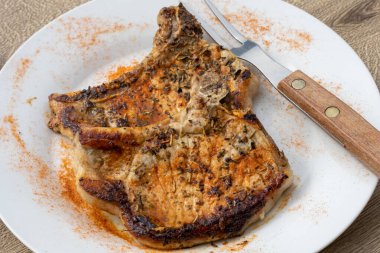 Tabakta ızgara domuz pirzolası