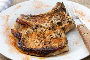 Tabakta ızgara domuz pirzolası