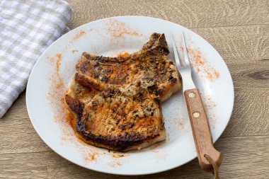 Tabakta ızgara domuz pirzolası