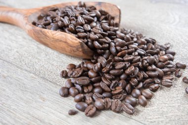 Beyaz arkaplanda kahve çekirdeği