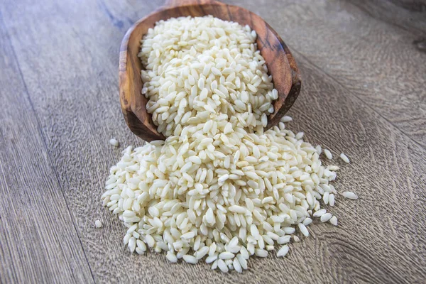 Tahta Kaşıkta Pirinç — Stok fotoğraf