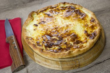 Tahtadaki peynirli turta