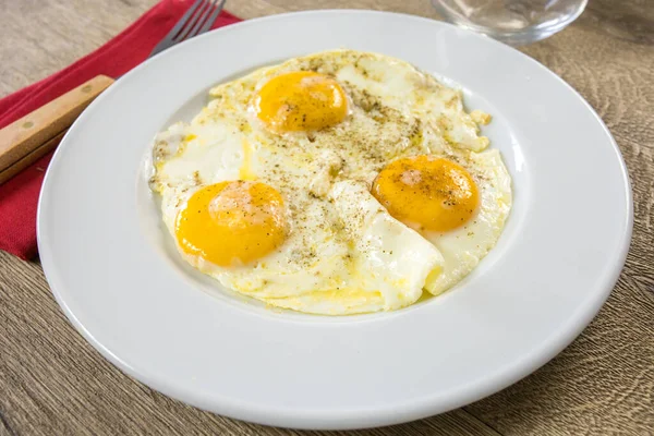 Τηγανητό Αυγό Ένα Πιάτο — Φωτογραφία Αρχείου