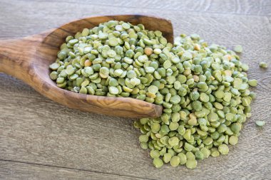 Tahta kaşıkta bezelye.