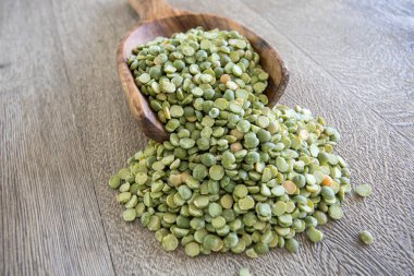 Tahta kaşıkta bezelye.