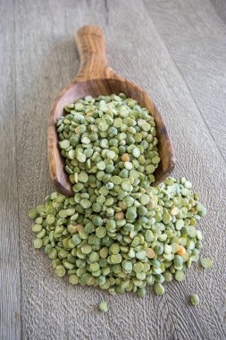 Tahta kaşıkta bezelye.