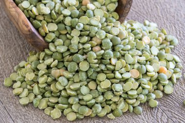 Tahta kaşıkta bezelye.