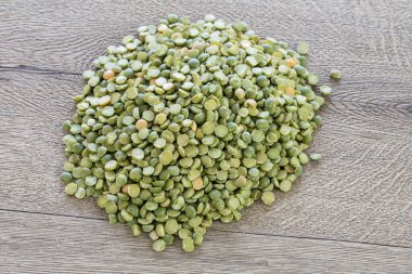 Tahta kaşıkta bezelye.