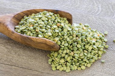 Tahta kaşıkta bezelye.