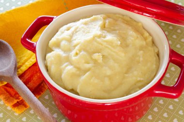 Masada bir tabakta püre