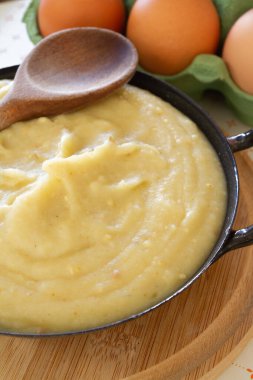 Masada bir tabakta püre