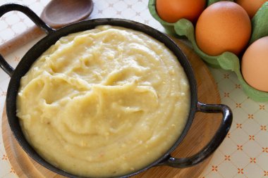 Masada bir tabakta püre