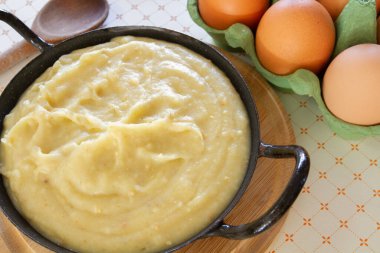 Masada bir tabakta püre