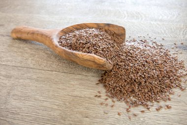 Tahta arka planda keten tohumu