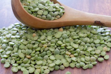 Ahşap zemin üzerinde bezelye parçacıkları