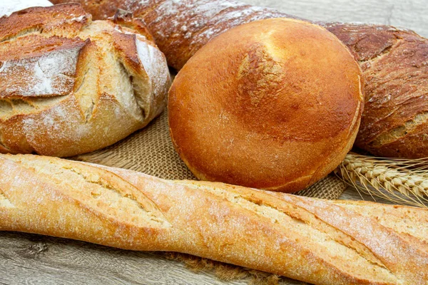 Pan Baguette Sobre Fondo Madera — Foto de Stock