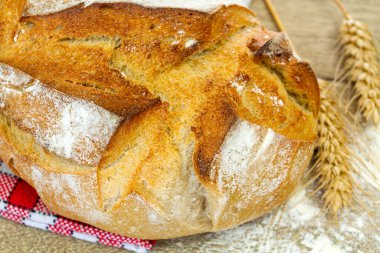 Tahta zemin üzerinde ekmek topu