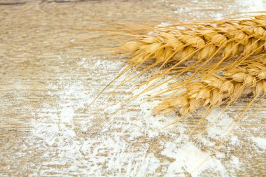 Tahta arka planda buğday başakları