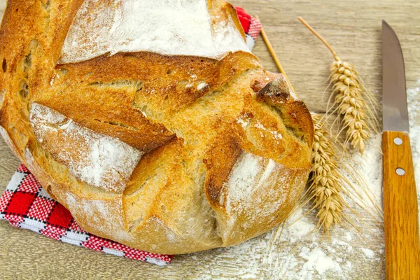 Tahta zemin üzerinde ekmek topu