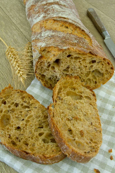 Masada Dilimlenmiş Tahıl Ekmeği — Stok fotoğraf