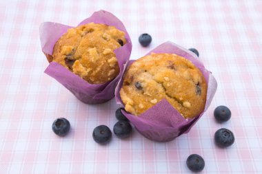 Masadaki yabanmersinli kek.