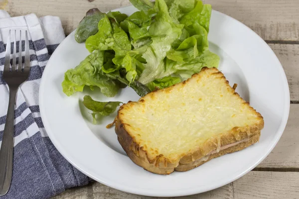 Croque Monsieur Salade Dans Une Assiette — Photo