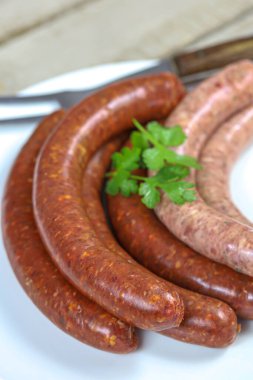 Tabakta çiğ merguez ve sosis